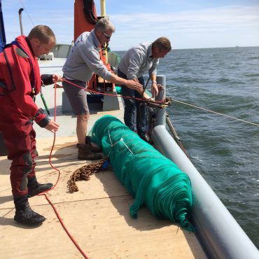 Aanleg materialen voor schelpdieren om scheepswrakken te beschermen in de Waddenzee