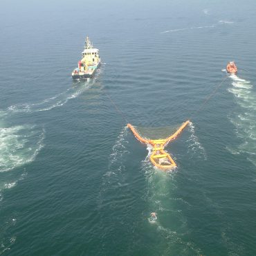 Olie verwijderd uit de Waddenzee via een speciaal net
