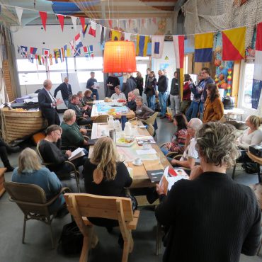 Zo'n 40 personen waren aanwezig in Lauwersoog voor bijeenkomst over Plastic Waddenzee